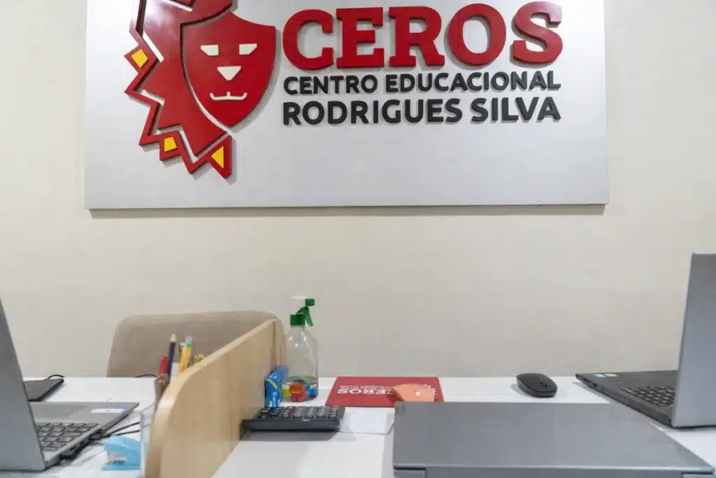 CEROS Centro Educacional anuncia 19 vagas para professores, coordenador e inspetor