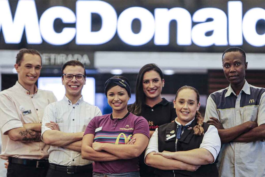 McDonald’s abre 80 vagas sem experiência para atendentes na Ilha do Governador!